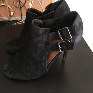 LBH (little black heels)